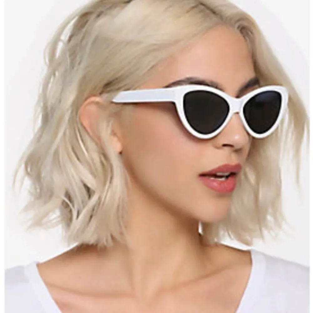 Säljer dessa vita cateye solglasögonen. Kommer ej ihåg vad jag köpte de för. Väldigt fina på och älskar hur ljuset blir u solen när man har på sig dem. Säljer då jag har ett par liknande par. Köpare står för frakt💕. Övrigt.