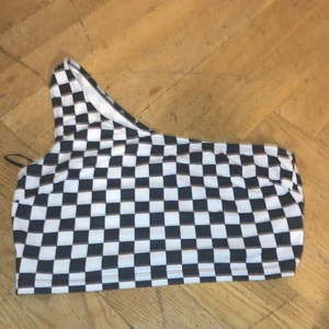 Topp - Jag säljer denna rutiga topp för endast 20kr, köparen står för frakten. Den är från SHEIN och den är i storlek S, har använt den i bra skick ett par gånger.