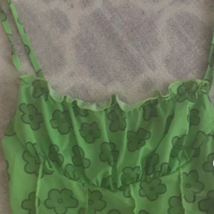 Blommig topp  - ‼️LADDAR UPP IGEN PGA DÅLIG BILD‼️ swipa för att se hur den ser ut på. 39kr + 12kr frakt = 51kr totalt. Skickas samma dag som du betalar så ingen väntetid 💚🌼