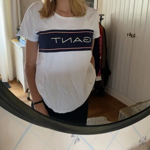  Gant T-shirt - Säljer nu denna fina Gant t-shirt den pågrund av att den inte kommit till användning. Fint skick!!