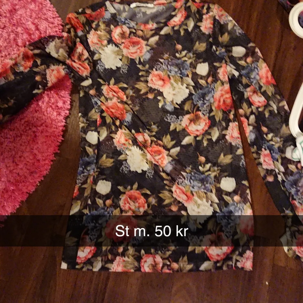 Ganska ny. St M. 50kr. Finns i säffle. . Blusar.