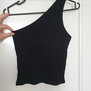 One shoulder topp strl s - Ribbad svart top från monki i strl S, har endast testat den. 
