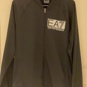 Emporio Armani tröja  - Emporio Armani tröja använd. Perfekt skick. Använd några gånger. PRIS KAN DISKUTERAS. M men passas även S 