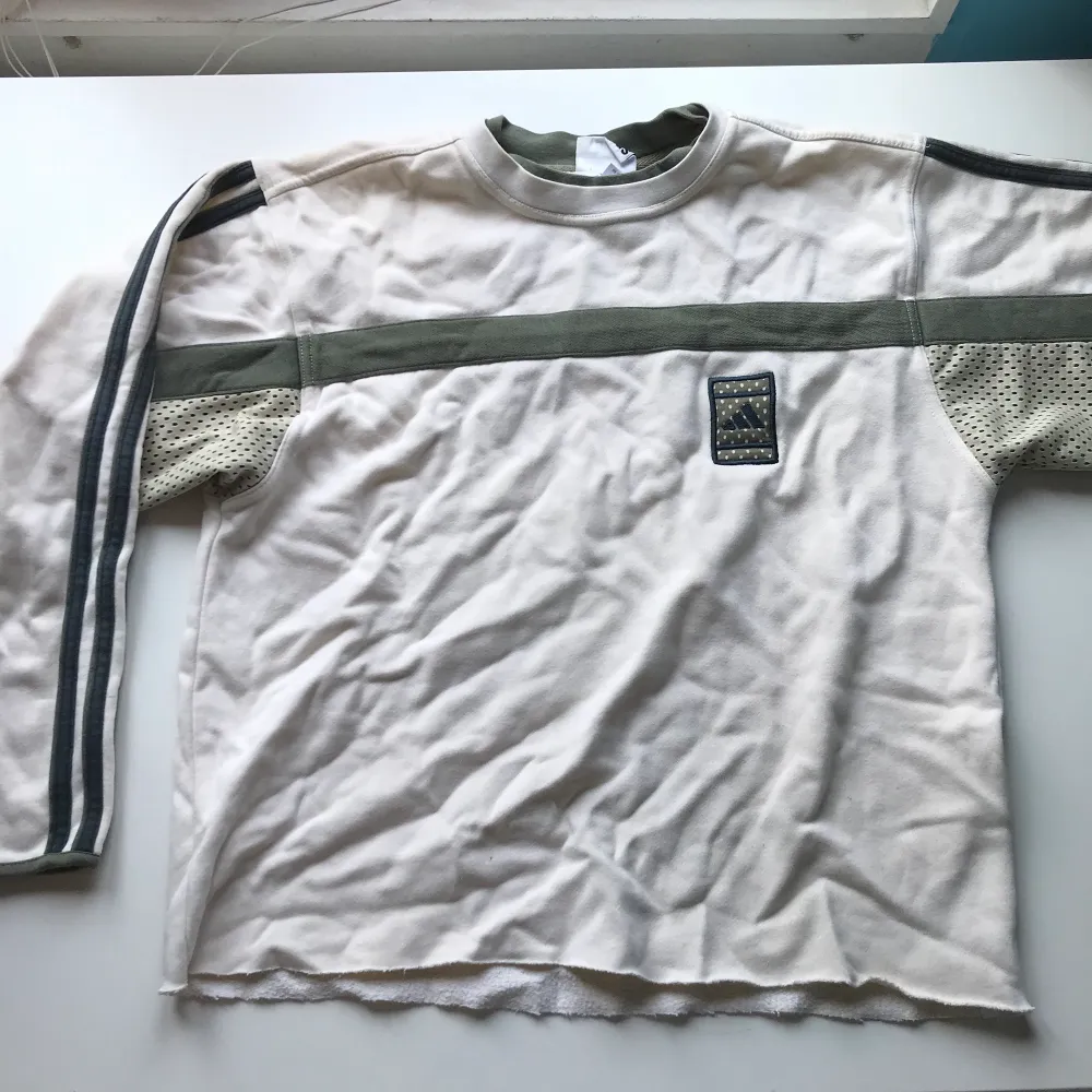 Ovanlig vintage adidas tröja. Köpt second hand, knappt använd. Hoodies.