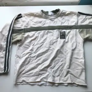 Ovanlig vintage adidas tröja. Köpt second hand, knappt använd