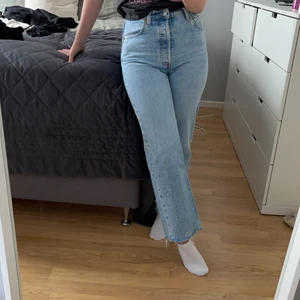 Levi’s - Snygga ankel jeans från Levi’s i storlek 26. Jag är 160 lång. Modellen heter Ribcage straight.👖 Knappt använda, nypris 1199kr. Köparen står för frakten 🥰