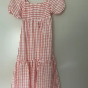 Roa kläning - Jättefin rosa kläning som jag inte minns vart jag köpt den från. Endast använd 1 gång. Stl m men passar nästan allt beroende på hur du knyter bandet i ryggen.