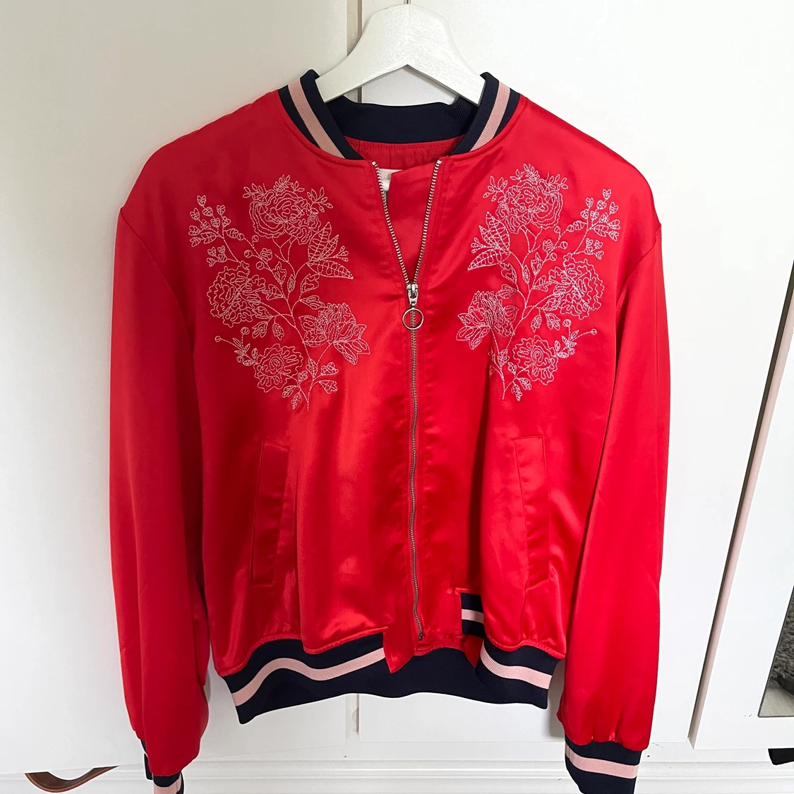 Röd bomberjacka i strl S - 90