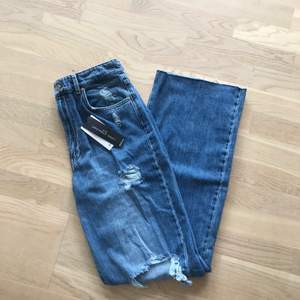 Säljer ett par riktigt snygga jeans i storlek 36 med prislapp kvar. Från ett märke som heter Stradivarius. Modellen är long straight fit