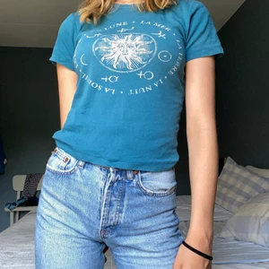 T-shirt  - En blå vintage t- shirt från Urban outfitters.💓(köparen står för frakten)