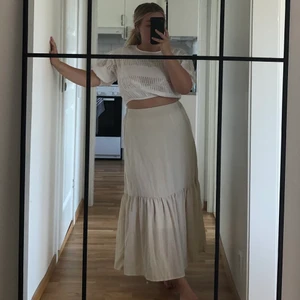 Kjol i storlek 36 - Säljer denna sköna beiga kjol från Ginatricot i storlek 36. Aldrig använd och köparen står för frakten🌼