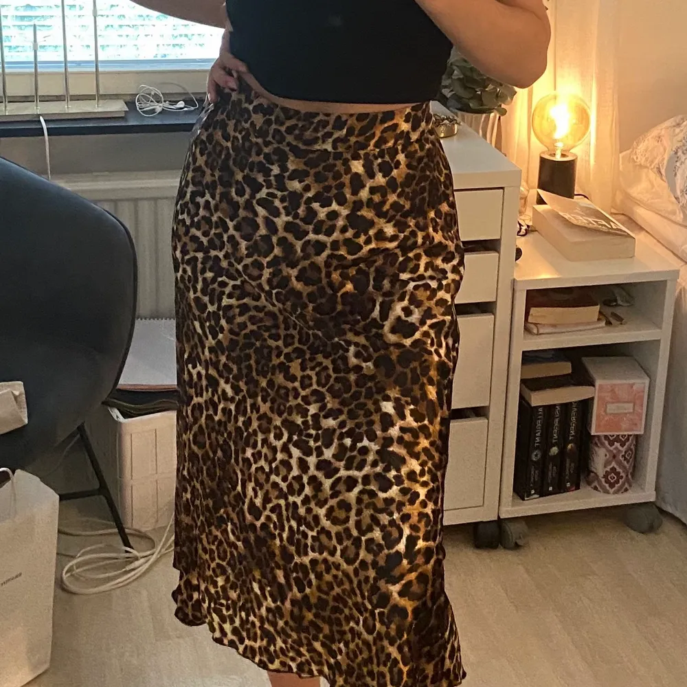 En kjol från Vero Moda i leopard mönster. I väldigt bra skick💗. Kjolar.