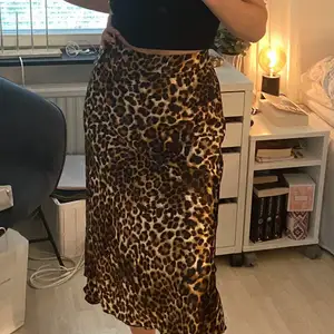 En kjol från Vero Moda i leopard mönster. I väldigt bra skick💗
