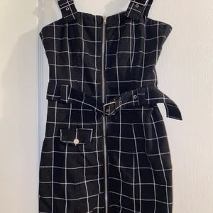 H&M klänning svart  - Säljer min svarta klänning från H&M i storlek 36 då den är förliten. Bra skick och använd endast ett par gånger. Inga skador eller fläckar. Säljs för 60kr. OBS! Köparen betalar för frakten☺️