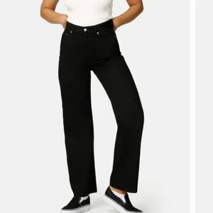 Vida jeans🤩 - Säljer dessa svarta visa jeans från dr denim då de inte kommer till användning, jag har sprättat upp dom längst ner så att de skulle passa mig i längden, är 173cm lång, så de har en snygg rawcut längst ner✨ modellen heter Echo och kostar som nya 599kr💞 Frakten är inräknad i mitt pris!