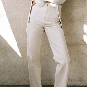 Zara jeans  - Precis fått hem dessa skitsnygga byxor från zara men dom var tyvärr alldeles för stora. Så jag kollar intresset här. Dom är långa i benen så tror dom passar en som är från 170-175 minst. Normal i storlek annars men för stor för mig som vanligtvis har 34/36. Slutsålda på hemsidan!🤍