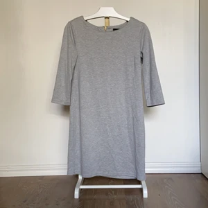 Klänning, M - En klänning med trekvartsärm i väldigt bra skick. Guld dragkjedja bak