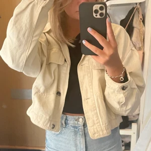 Oversized Jeans jacka  - Superfin jacka som köptes på pull&bear för 249kr. Använd fåtal gånger så fint skick!💕