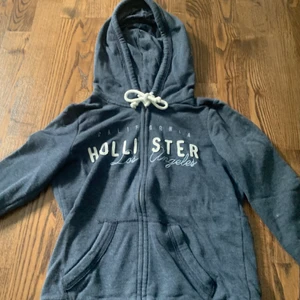 Luvtröja  - En typ mörk blå tröja från HOLLISTER. Jag har inte använt tröjan mycket. Det är en fin och mysig vardags tröja 💕🥺