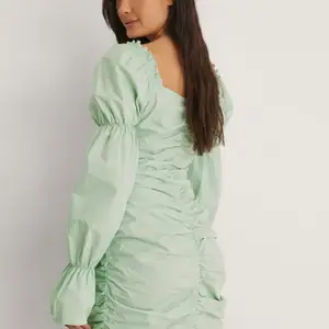 En super fin kläning från NA-KD i färgen light green. Endast använd en gång! Säljs pga att den tyvär inte kommer till användning. Kläningen är även EKOLOGISK🤗 