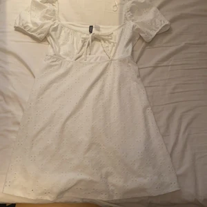 H&M klänning storlek S💕 - Säljer denna fina klänningen från H&M för att den it kmr till användning ❤️ Har använt den en gång så den är i fint skick💕