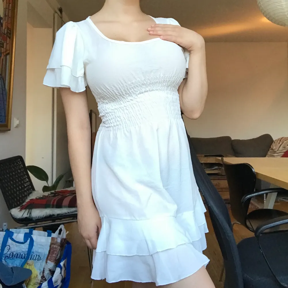 Söt och trendig vit klänning för sommaren i perfekt skick. Aldrig använt. . Klänningar.