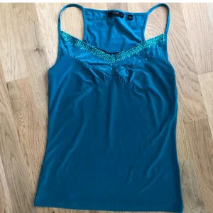 Y2k linne med paljetter - Linne i en super fin blå färg som jag nyligen köpte här på plick,skönt stretchigt material💙 strl 10, passar strl S