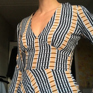 Blus från Samsøe Samsøe - Jättefin blus från Samsøe Samsøe som köptes secondhand. Den är i gott skick men har en liten lossnad söm vid dragkedjan på sidan. Kan mötas i Göteborg eller frakta mot betalning❤️