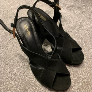 michael kors klackskor - sååå fina klackar från michael kors❤️‍🔥🤩                                          endast använda en gång! i mkt bra skick                                                         10 cm klack, dock väldigt bekväma och lätta att gå i                storlek: 36/37                                                                             org. pris: 1000