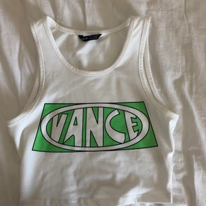 vitt linne med grönt tryck - vitt linne med trendig passform och grönt tryck, säljes pga att jag har många i samma stil