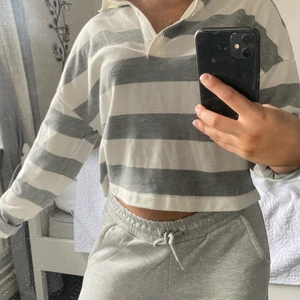 Piké liknande tröja - Jätte fin tröja som tyvärr inte kommer till användning, köpt nyligen helt oanvänd!