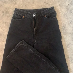 Jeans - Svarta raka jeans från monki som är försmå för mig, nästan aldrig använda men är verkligen superfina. Dom passar i längden för mig som är ca 160cm💗