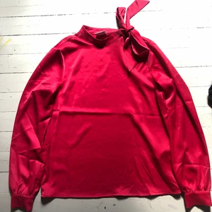 Rosa blus 💞💞💞 - En så fin blus i en stark rosa färg, den ser ganska röd ut på bilderna eftersom det var svårt att fånga den rosa färgen 🤔 den är i storlek 34 och är köpt second hand, men märket är VILA 