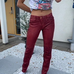 äkta skinn byxor hunkydory sthlm  - Vinröda skinn brallor i riktigt skinn, super sköna. Märket är hunkydory Stockholm☺️  storlek är oklart men skulle tro att det är storlek 38, passar nog även 36-40 beroende på om man vill ha dom tajt eller slappt, tjejen på bilden brukar ha 36 i byxor!         Nypris 3000kr