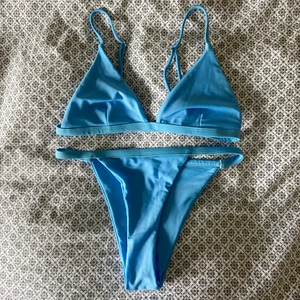 Röd och blå Bikini - Blå och röd bikini (den har underdel) lappen är avklippt men den passar xs/s, helt ny! 🤍