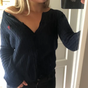 Snygg kabelstickad tröja❤️ - Jättemjuk och skön kofta i en så snygg marinblå färg! Den är i barn storlek men passar mig som är S/M❤️ väldigt fint skick!