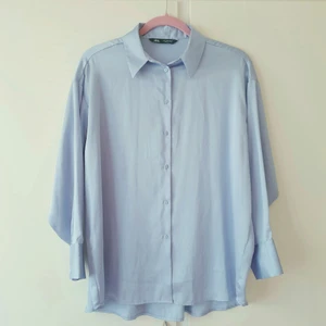 Zara skjorta - 💙FÖRST TILL KVARN!💙 En super fin satin skjorta från Zara i dimblått. Endast testad i strl S oversized. Snyggt att slänga över med ett linne och jeans eller slipdress🧚🏻‍♀️🌸 Vill bli av med ASAP! Pris:140kr + frakt💕