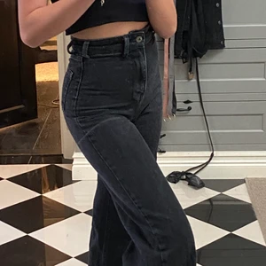 Jenas  - Snygga hägmidjade jeans från zara, lite korta på mej dock är det meningen men lite väl på mej <3 frakten ingår i present ❤️