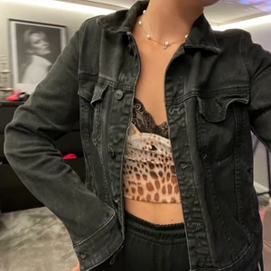 Svart jeansjacka från Mango🧡🧡 - Jeansjacka i lite urtvättad svart färg i storlek XS från Mango🧡 i bra skick!! Köpt för 300 säljer för 70 (111 inklusive frakt)🧡🧡