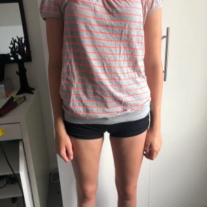 Randig tshirt  - Knappt använd, väldigt bra skick. Säljer då den inte används. Det är min lillasyster som har på sig den på bilden💕 Köparen står för frakt men kan samfrakta om man vill ha mer.