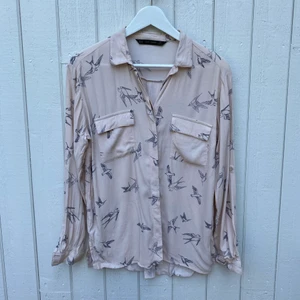 Blus med svalor - Rosa skir blus med svalor. 