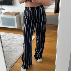 Byxor - Ett par randiga byxor från bershka i stolek Xs (dock stretchiga i midjan och passar en liten S). Byxorna är i bra skick och mycket bekväma.