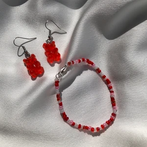 Kit - Kit med örhängen och armband 45kr + 12kr i frakt🤎
