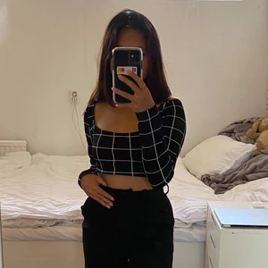 Långarmad crop top - Svart långarmad crop top från Shein💕 mycket bra skick och fin lite tjockare material