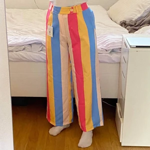 AMY widelegged pants - Unika byxor från AMY i storlek 38💕 Helt nya och oanvända. Skönt och luftigt material, vilket är perfekt för sommaren!Säljer pga av att plagget sitter lite stort på mig (Nypris 150 kr)