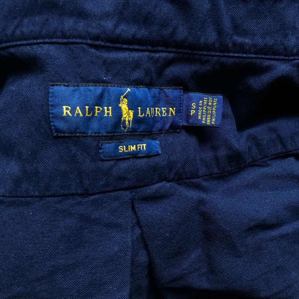 Skjorta från Ralph Lauren i nyskick. S men är lite större i storleken. Frakt står köparen för, och finns det frågor är det bra att skriva:)). Skjortor.