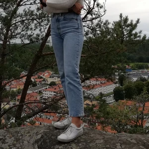 Levi's - Levi's ribcage straigt w24 L27 i ljus tvätt. Hela och fina i gott skick. Eventuell frakt betalas av köparen eller hämtas i Motala