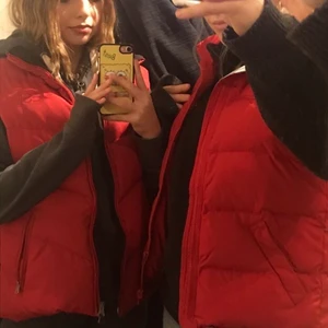 Röd väst💕💕 - En röd väst i jätte bra skick, köpt här på plick! Från märket esprit💕💕 Skriv privat för fler bilder! Köparen står för frakt