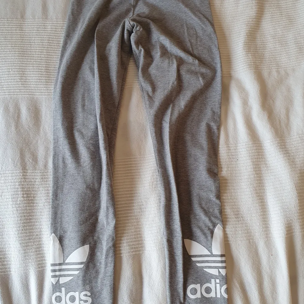 Ett par gråa leggings från Adidas som används 2-3 gånger. . Jeans & Byxor.