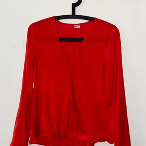 Blus från ginatricot - Fin blus från ginatricot, använd en gång 